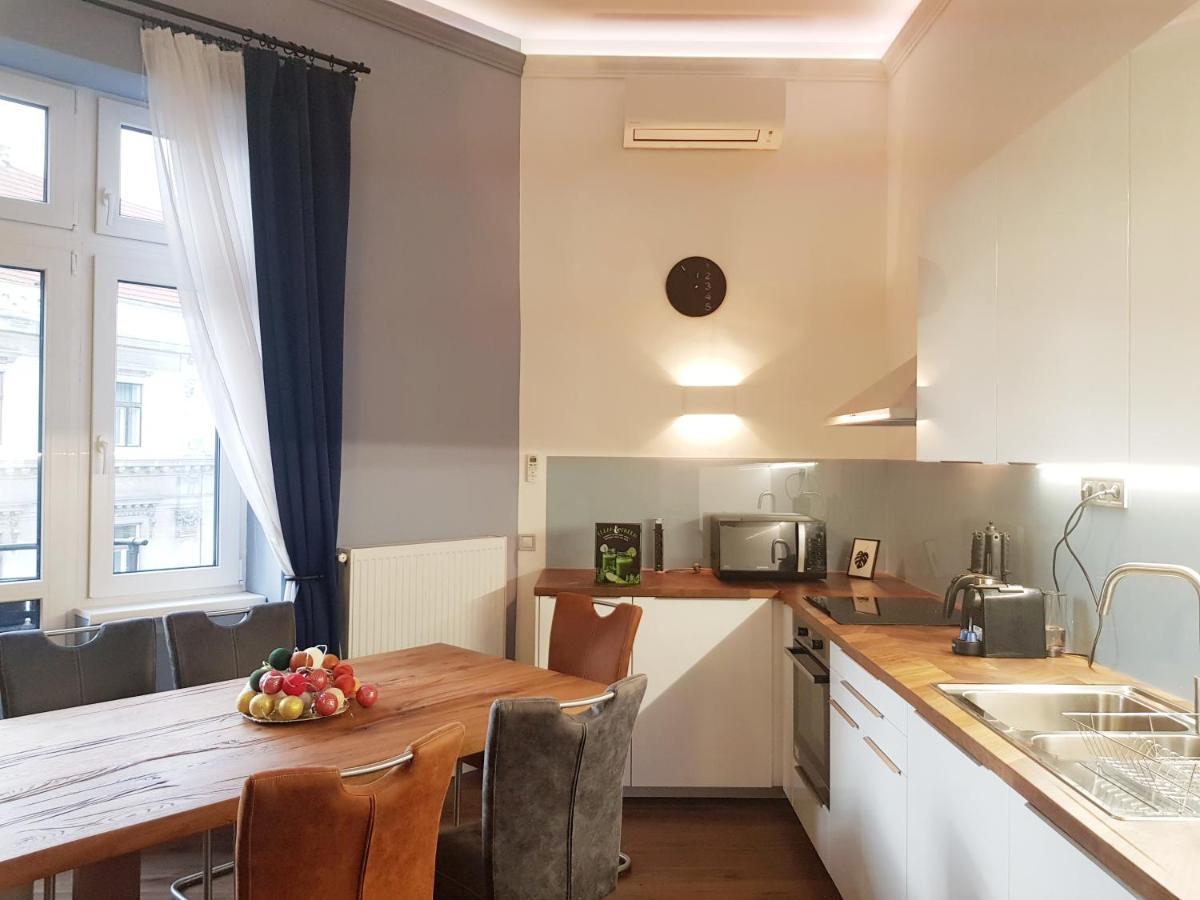 Luxurious Apartment With Balconies In Downtown Bp Budapest Bagian luar foto