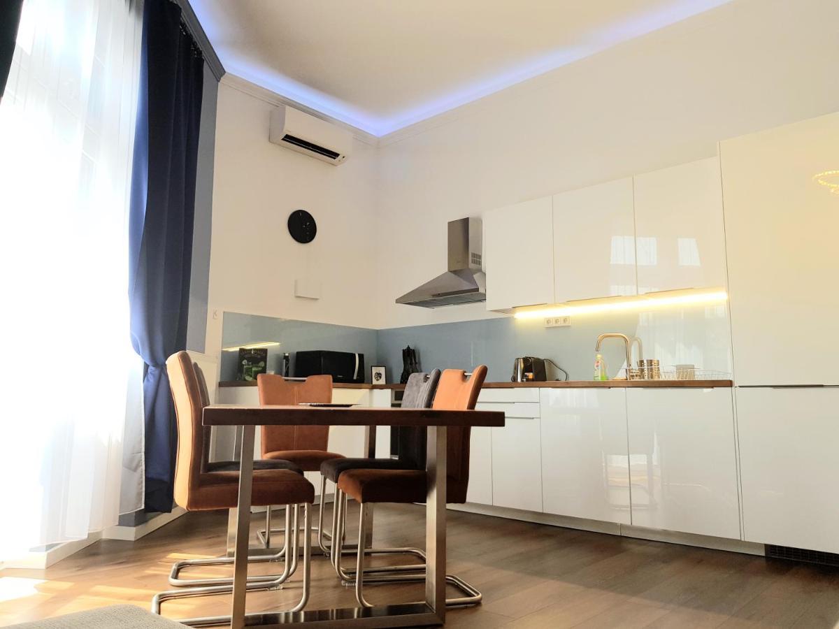 Luxurious Apartment With Balconies In Downtown Bp Budapest Bagian luar foto