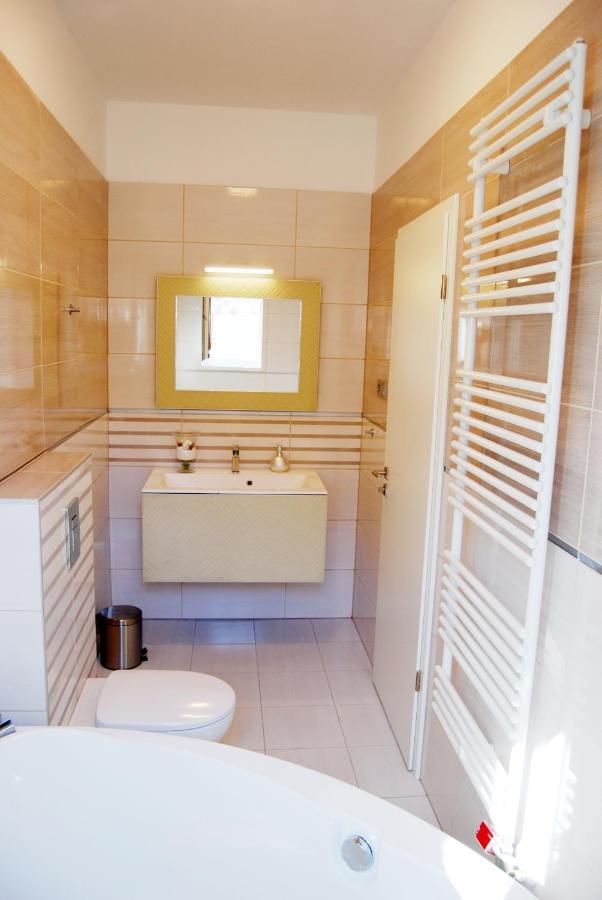 Luxurious Apartment With Balconies In Downtown Bp Budapest Bagian luar foto